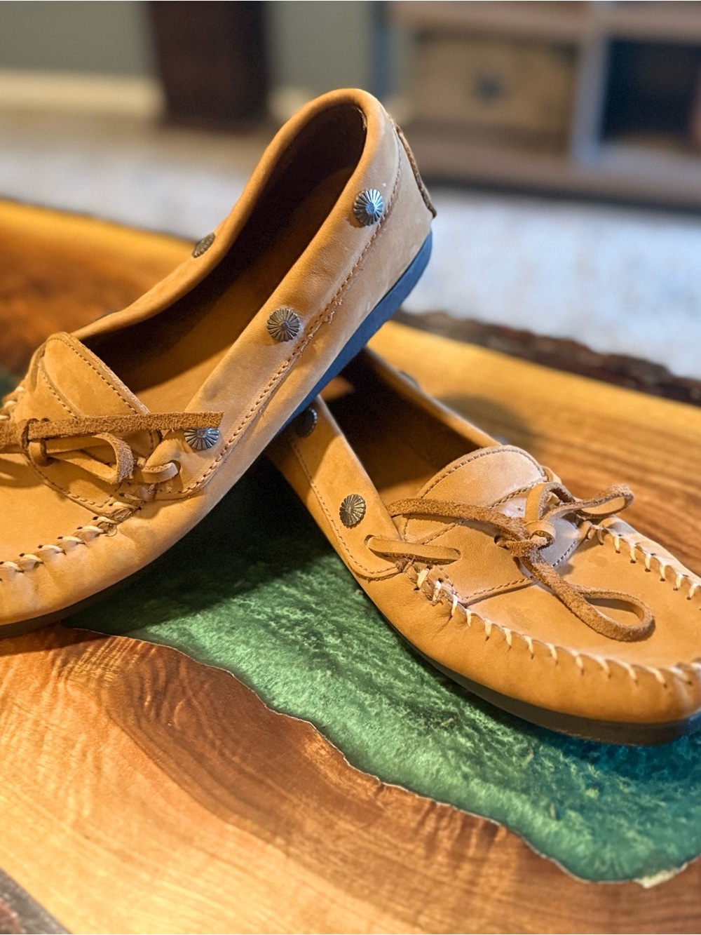 Women’s Tan Minnetonka Soft Suede Slip On Moccasin Loafers - Sz 10 - Pre Loved!